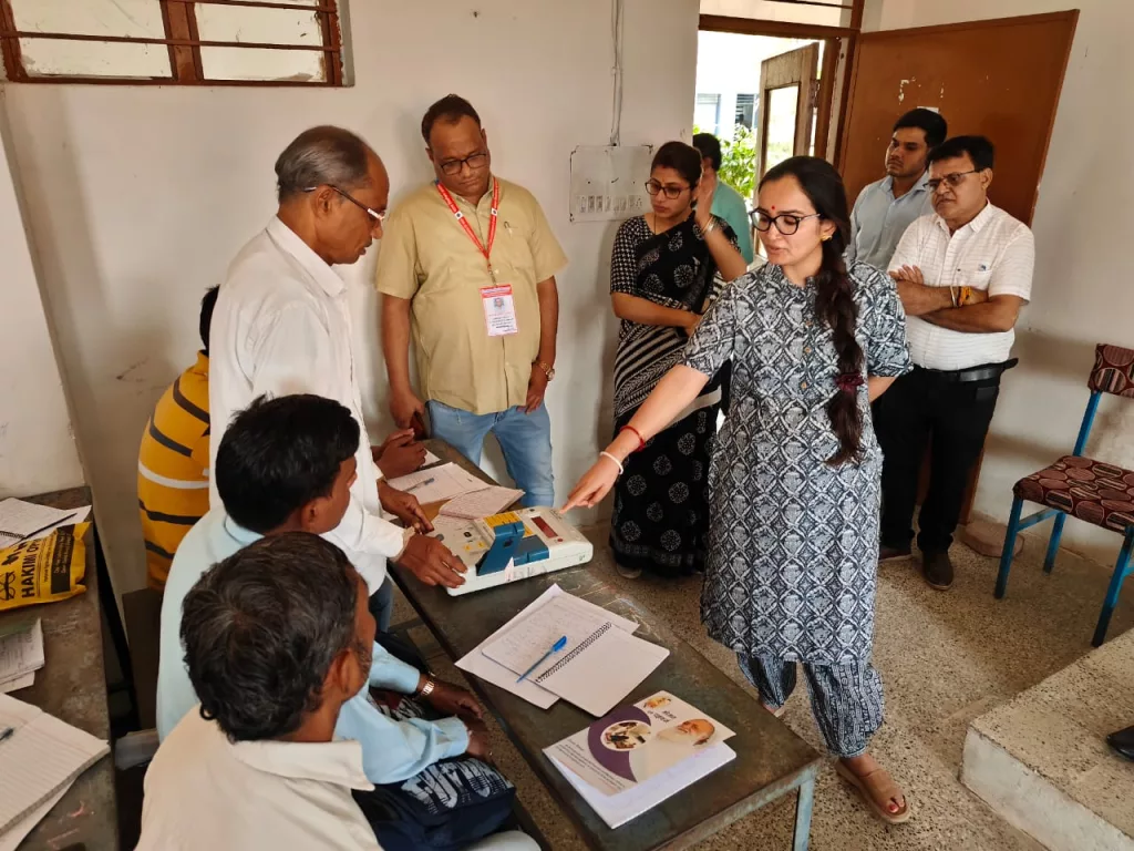 एकलव्य आदर्श विद्यालय अगराल थांदला में कलेक्टर द्वारा दिए जा रहे निर्वाचन प्रशिक्षण का किया गया निरीक्षण | New India Times