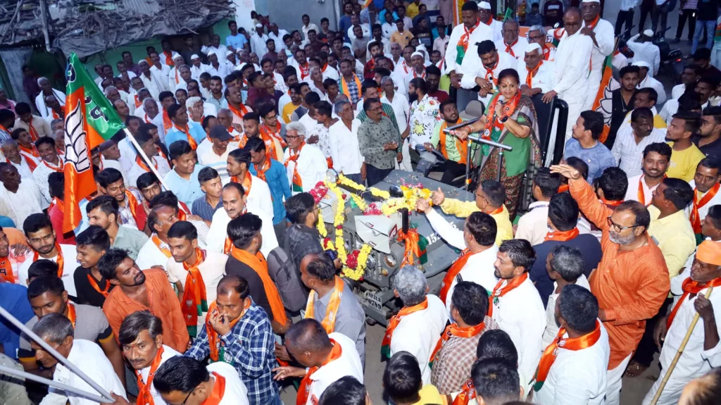 उमड़ते सैलाब में सांसद ज्ञानेश्वर पाटिल एवं भाजपा प्रत्याशी अर्चना चिटनिस ने किया सघन जनसंपर्क | New India Times