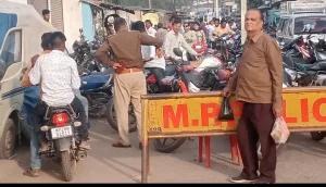 दिवाली के बाजार के लिए दमुआ में उतरा जन सैलाब, ट्रैफिक कंट्रोल के लिए पुलिस ने संभाला मोर्चा | New India Times