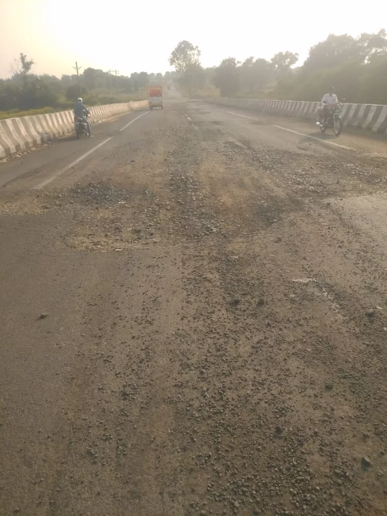 राजमार्ग पर बनाया गया रिंग रोड गायब, नाडगांव रेलवे क्रॉसिंग से वापस लौटते ट्रक चालकों की हो रही है फजीहत, क्या सिर्फ़ लेनदेन के लिए बचा है PWD | New India Times