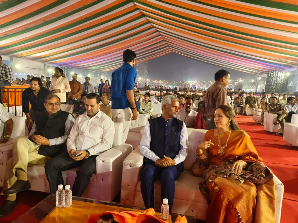 मथुरा में 14 दिवसीय ब्रज रज उत्सव का सांसद हेमा मालिनी, प्रदेश के गन्ना मंत्री लक्ष्मीनारायण चौधरी, जिलाधिकारी शैलेंद्र कुमार सिंह की मौजूदगी में हुआ शुभारंभ | New India Times