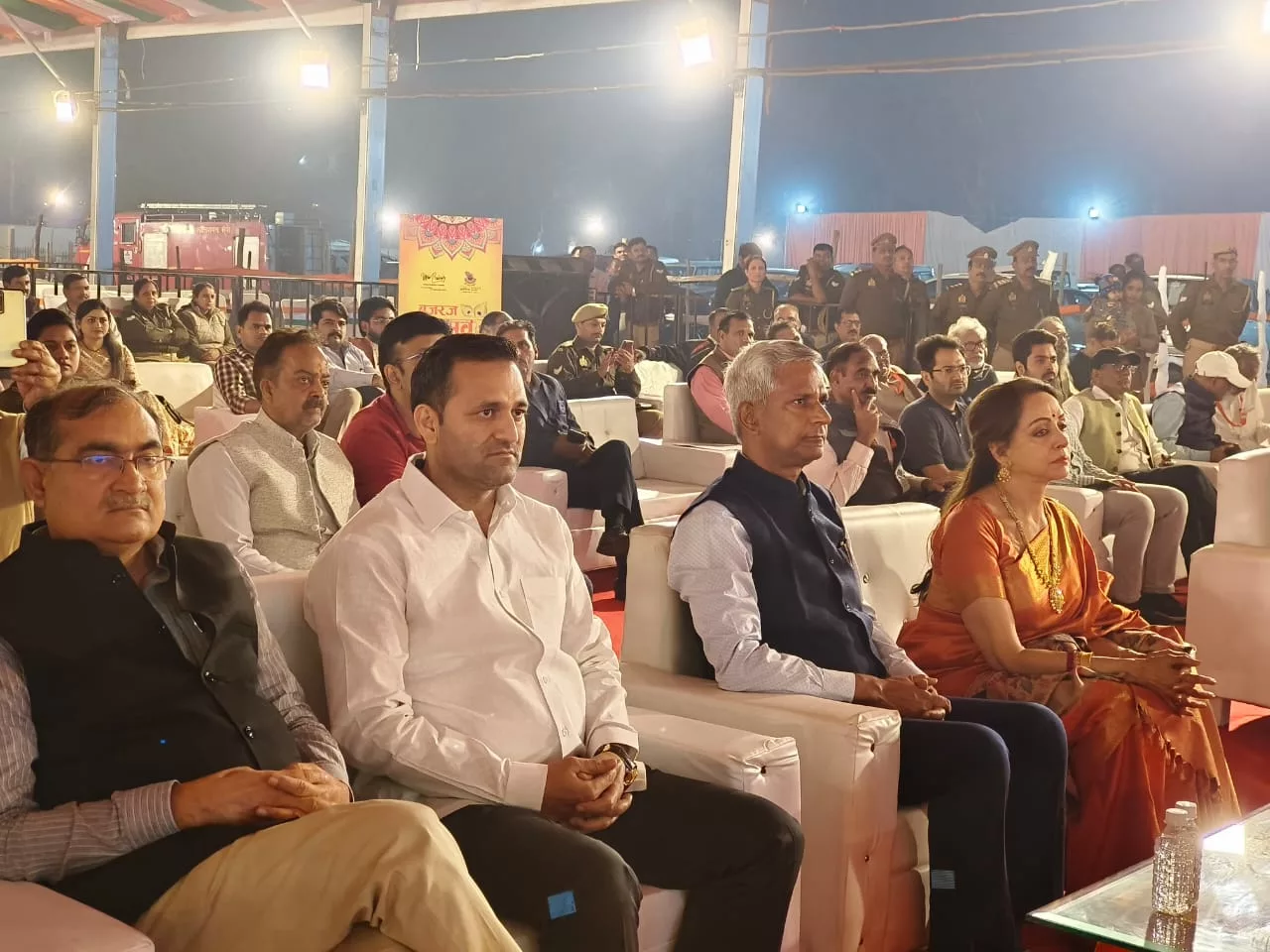 मथुरा में 14 दिवसीय ब्रज रज उत्सव का सांसद हेमा मालिनी, प्रदेश के गन्ना मंत्री लक्ष्मीनारायण चौधरी, जिलाधिकारी शैलेंद्र कुमार सिंह की मौजूदगी में हुआ शुभारंभ | New India Times
