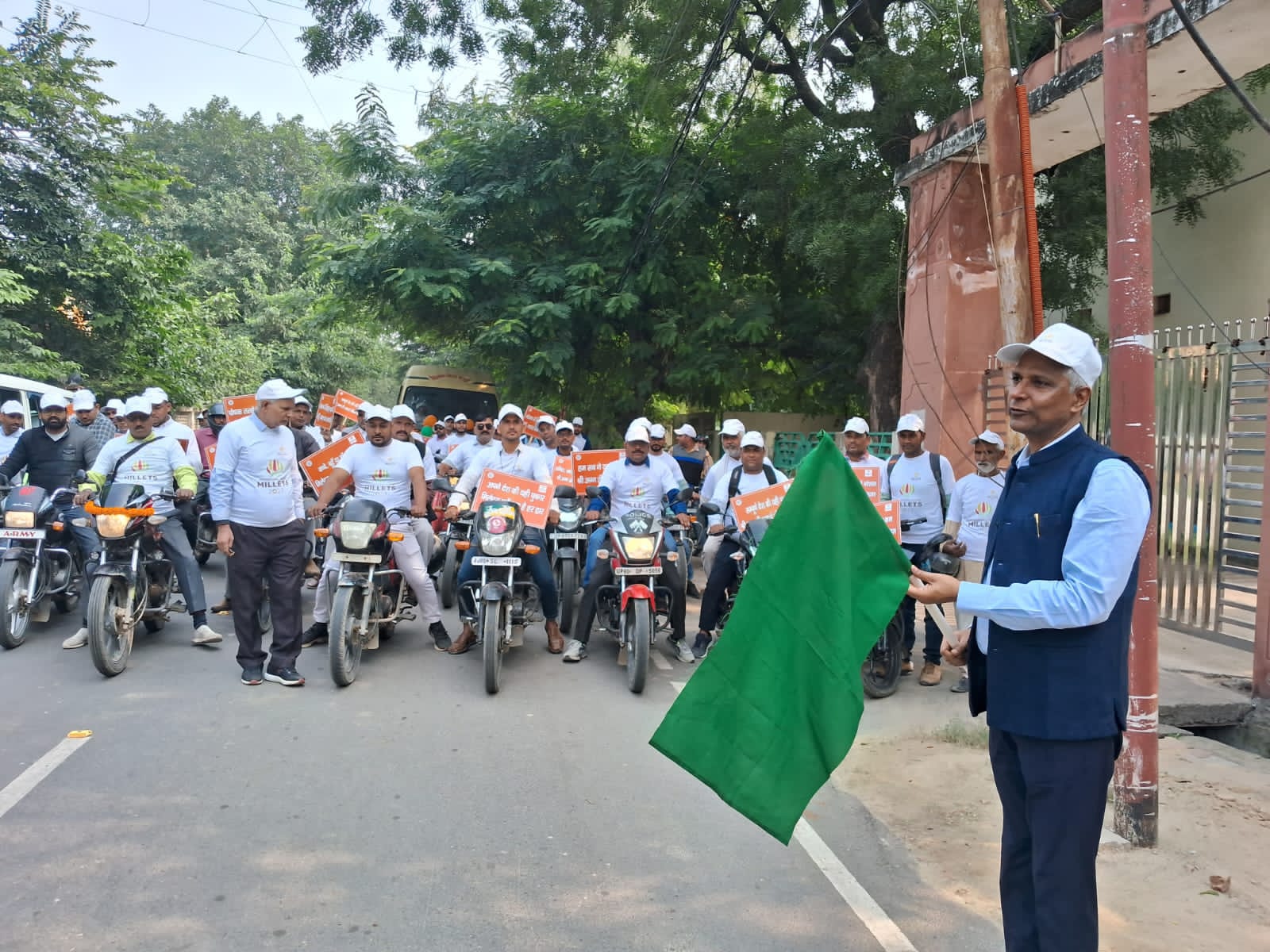 राष्ट्रीय खाद्य सुरक्षा मिशन न्यूट्री सीरियल घटक के योजनांतर्गत अन्न मोटा अनाज मिलेट्स जिला स्तरीय रोड शो को जिलाधिकारी शैलेंद्र कुमार सिंह ने हरी झंडी दिखाकर किया रवाना | New India Times