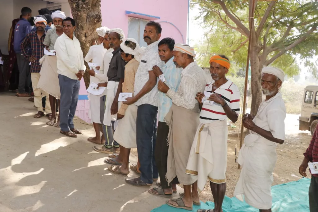 ग्रामीण क्षेत्रों में सुबह से देर शाम तक मतदान के लिए उत्साह रहा, दोपहर में खामोशी पसरी रही | New India Times