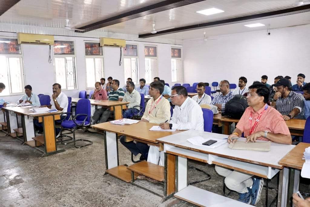 झाबुआ निर्वाचन प्रेक्षकों द्वारा मतदान से संबंधित दस्तावेजों की संविक्षा की गई | New India Times