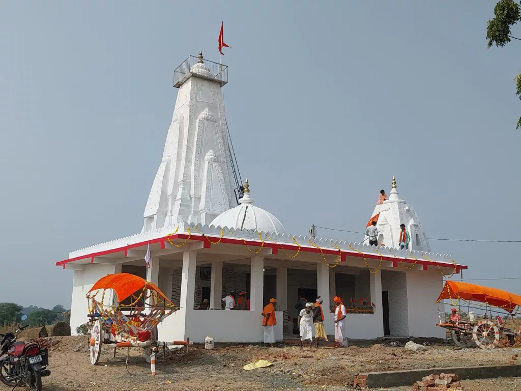 भगत समाज ने अलग अंदाज में बैलगाड़ी में बैठाकर निकाली शिव परिवार की शोभायात्रा | New India Times