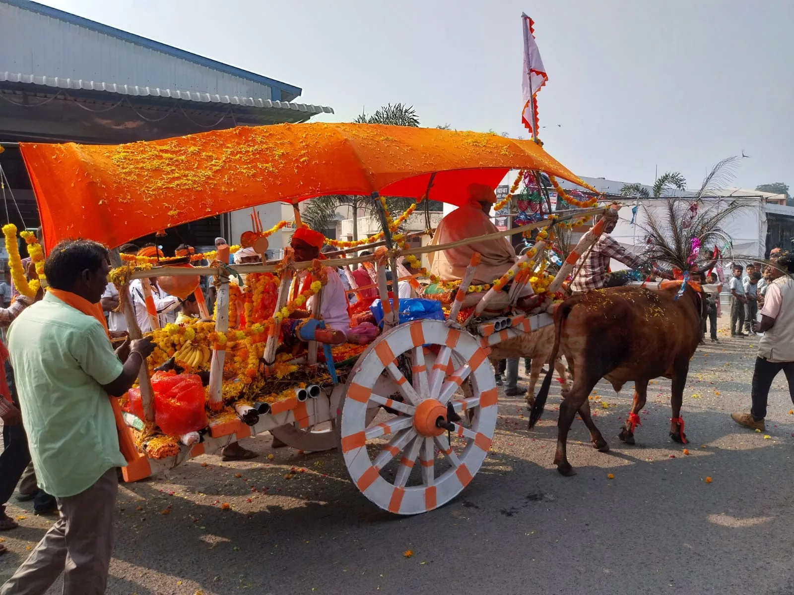 भगत समाज ने अलग अंदाज में बैलगाड़ी में बैठाकर निकाली शिव परिवार की शोभायात्रा | New India Times