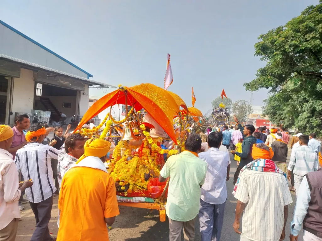 भगत समाज ने अलग अंदाज में बैलगाड़ी में बैठाकर निकाली शिव परिवार की शोभायात्रा | New India Times