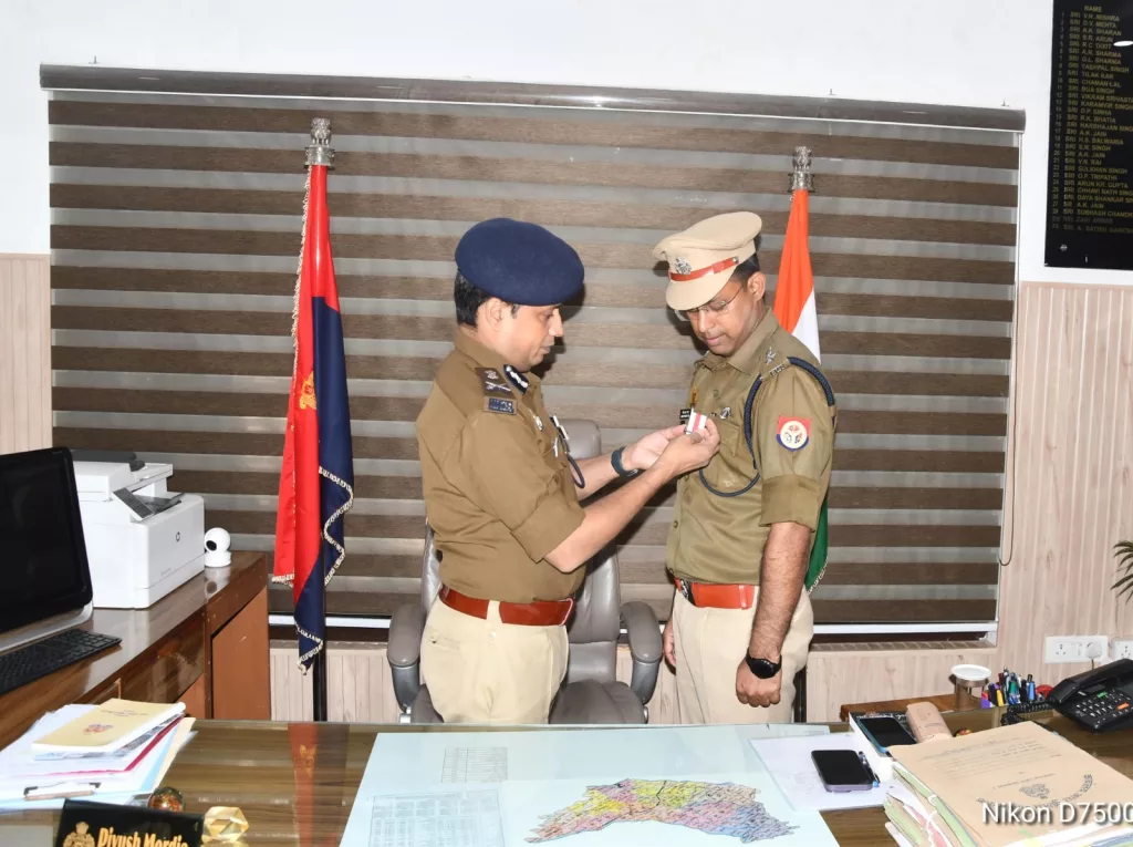 पराक्रम पदक से सम्मानित किये गये पुलिस अधीक्षक खीरी गणेश प्रसाद शाहा जून 2016 में कानून व्यवस्था बनाए रखने के लिए हुए थे घायल | New India Times