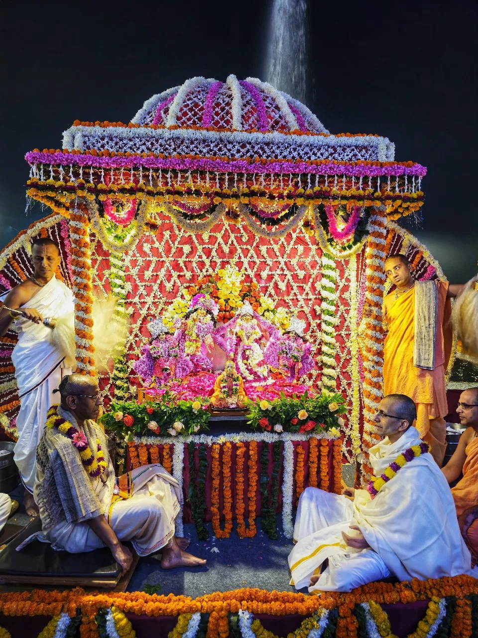 श्रीराधा वृन्दावन चंद्र ने नौका रूपी कुंज महल में भक्तों को दिये दर्शन | New India Times