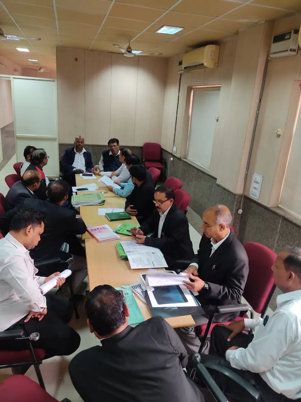 क्लेम प्रकरणों के निराकरण के संबंध में बीमा कंपनी के अधिकारियों व ‌अधिवक्ताओं के साथ प्रिसिटिंग बैठक आयोजित | New India Times