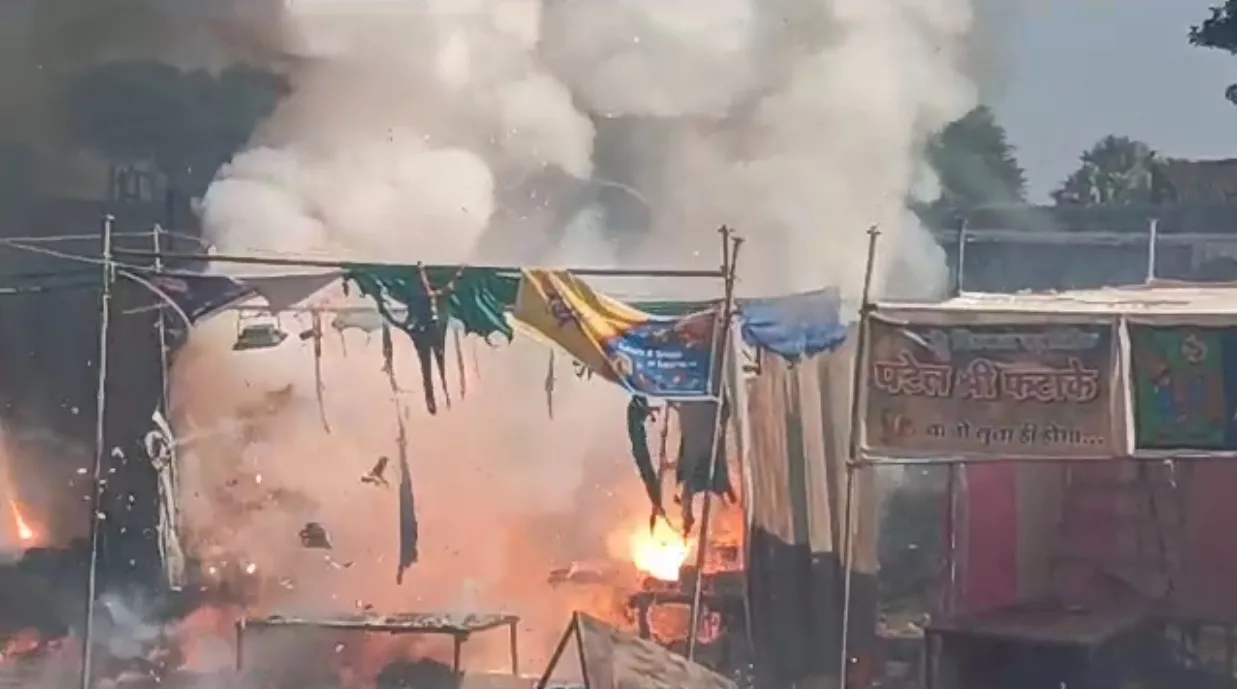 फटाका दुकानों में लगी भीषण आग, लाखों का माल जलकर हुआ ख़ाक | New India Times