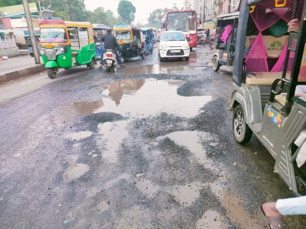 भोपाल टॉकीज़ चौराहे पर सड़क के बीचों बीच बना गड्ढा लोगों के लिए बन सकता है मुसीबत | New India Times