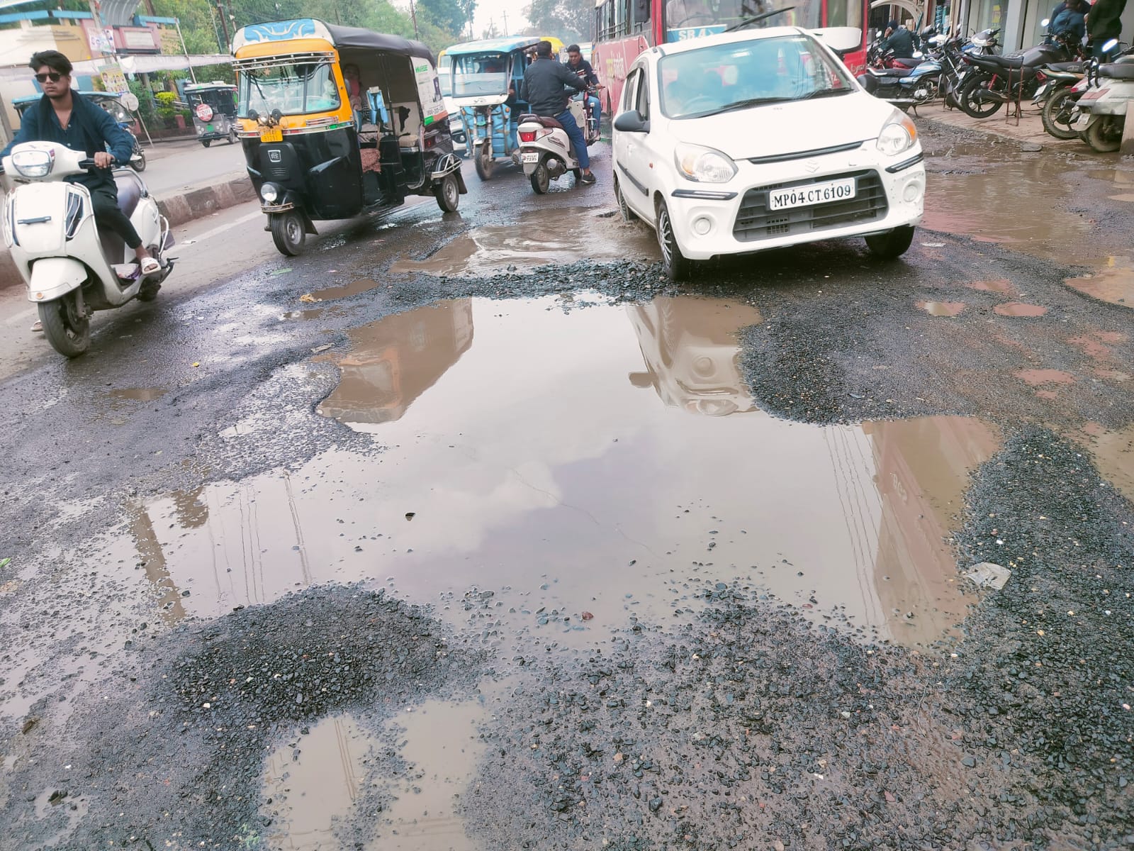 भोपाल टॉकीज़ चौराहे पर सड़क के बीचों बीच बना गड्ढा लोगों के लिए बन सकता है मुसीबत | New India Times