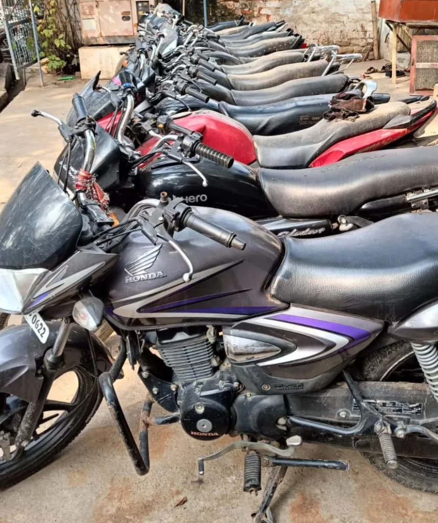 थाना बहोड़ापुर पुलिस ने एक शातिर वाहन चोर व खरीदारों को पकड़कर चोरी की एक दर्जन मोटरसाइकिल व एक एक्टिवा की जप्त | New India Times