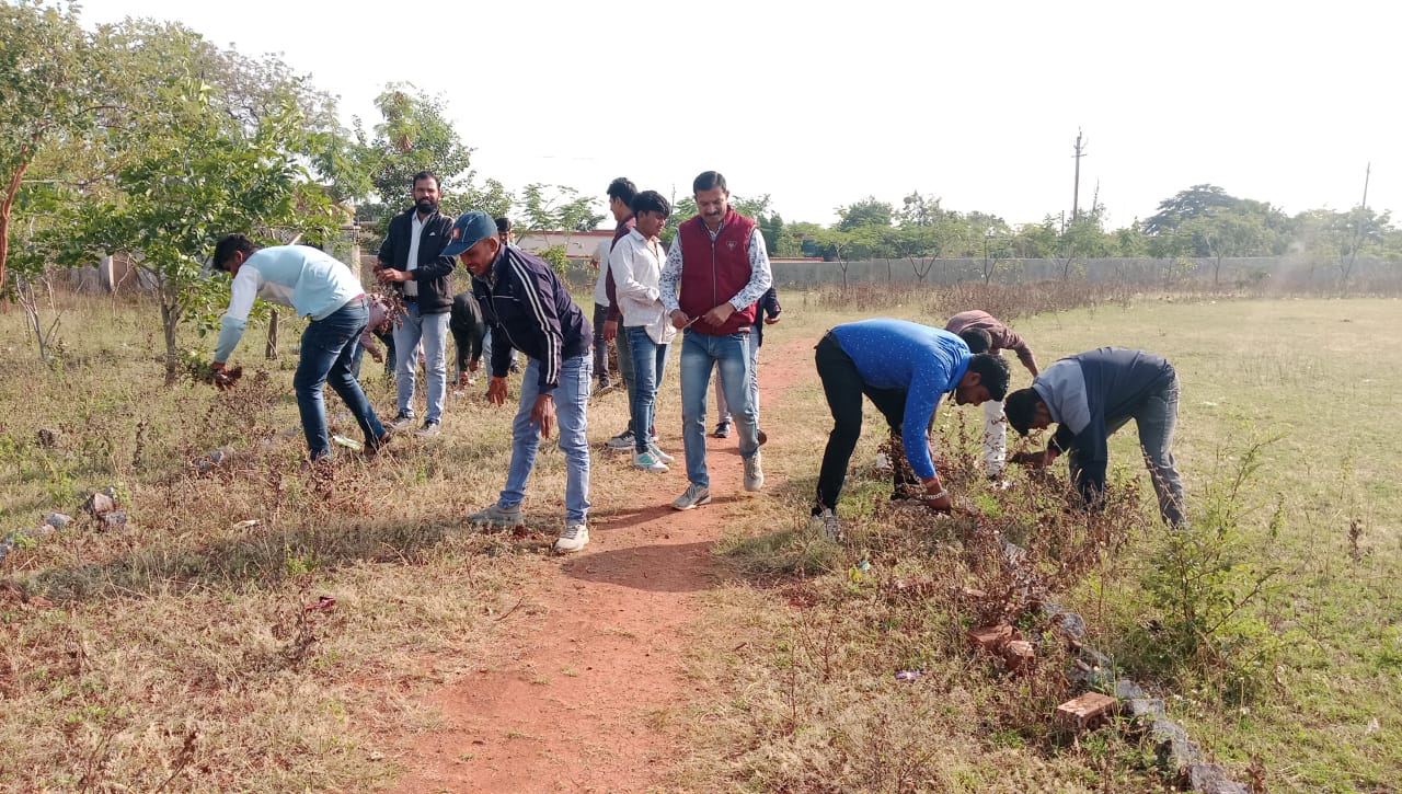 सीएमसीएलडीपी विद्यार्थियों ने विकासखंड समन्वयक श्रीमती रजनी यादव के मार्गदर्शन में सीएम राइस स्कूल तिरला के खेल के मैदान में की रनिंग ट्रैक की साफ सफाई | New India Times