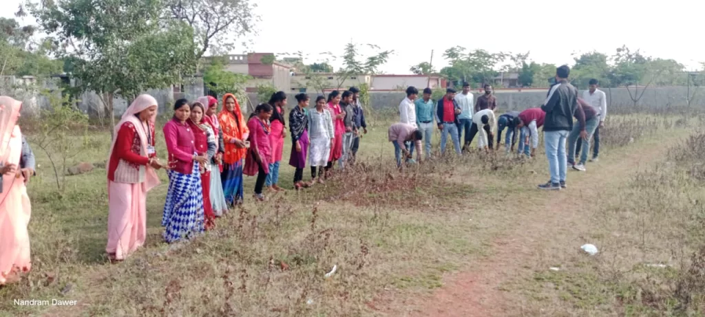 सीएमसीएलडीपी विद्यार्थियों ने विकासखंड समन्वयक श्रीमती रजनी यादव के मार्गदर्शन में सीएम राइस स्कूल तिरला के खेल के मैदान में की रनिंग ट्रैक की साफ सफाई | New India Times