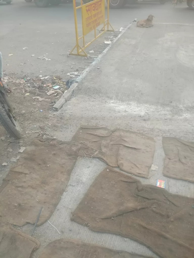 सड़क के नाम पर बेधड़क भ्रष्टाचार, जलगांव की ज़मीन पर सीमेंट में घेंसू मिलाकर गोबर के ओपलो की तरह छापा जा रहा है कांक्रीट | New India Times