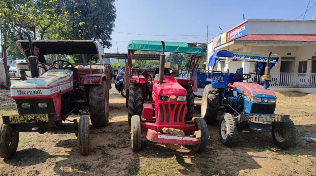 अवैध फाड़ी मुरम उत्खनन परिवहन करते हुए तीन ट्रैक्टर ट्राली जप्त | New India Times