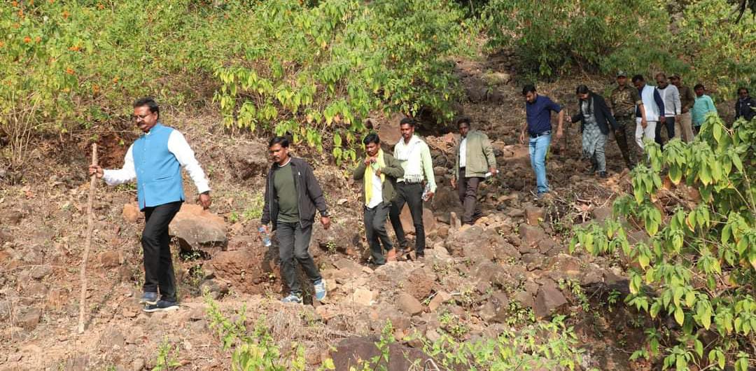 सुदूर पहाड़ी भारिया आदिवासी समुदाय के साथ ही अन्य ग्रामीणों को पगडंडी, पथरीले और ऊबड़-खाबड़ सड़क से मिलेगी मुक्ति, कलेक्टर ने चौपाल में लिये विभिन्न निर्णय | New India Times