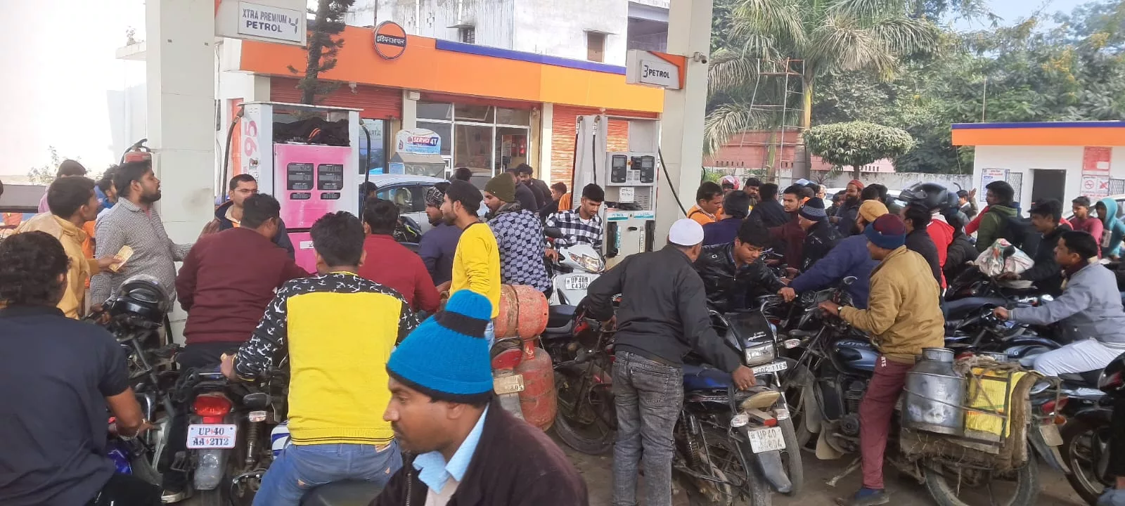 शहर के पेट्रोल पंप पर तेल भरवाने को लेकर मची अफरा-तफरी | New India Times