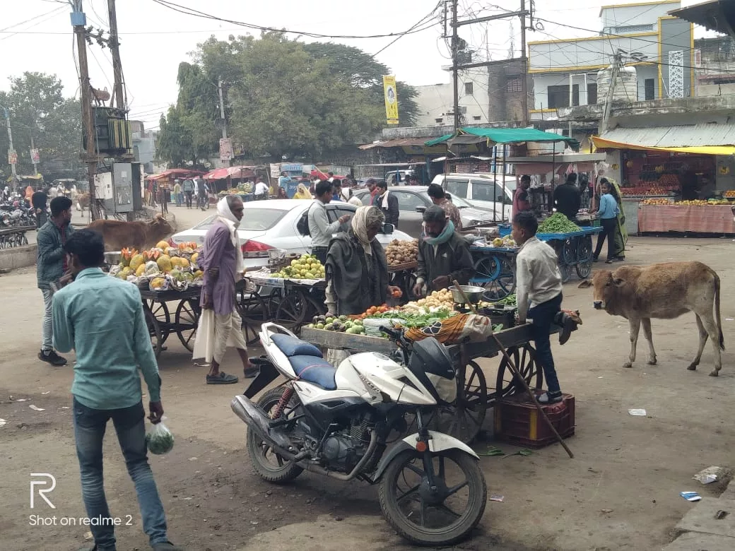 शिव टेकरी से राजीव चौक तक डिवाइडर वाली सड़क पर बस स्टैंड के सामने सब्जी बेचने वालों ने बीच सड़क पर अतिक्रमण कर आम नागरिकों की आवाजही की अवरूद्ध | New India Times