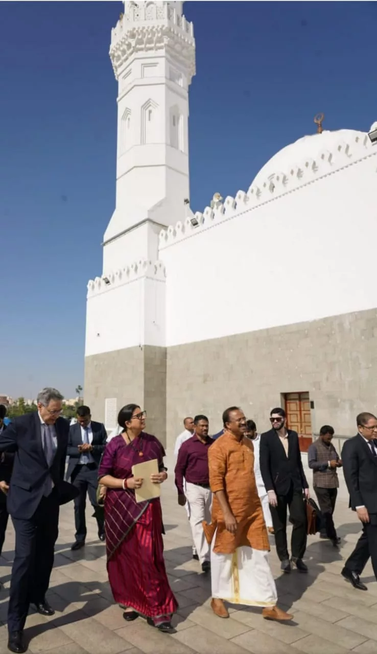 8 जनवरी 2024 को विदेश राज्य मंत्री वी. मुरलीधरन के साथ केंद्रीय मंत्री स्मृति ईरानी ने सऊदी अरब के मदीना शहर का किया दौरा | New India Times