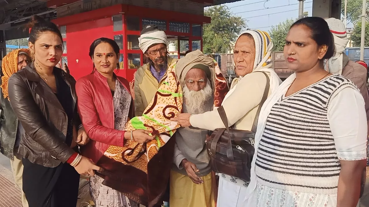 पूर्व पार्षद शोभा बाई ने ज़रूरतमंदों को बांटे कंबल | New India Times