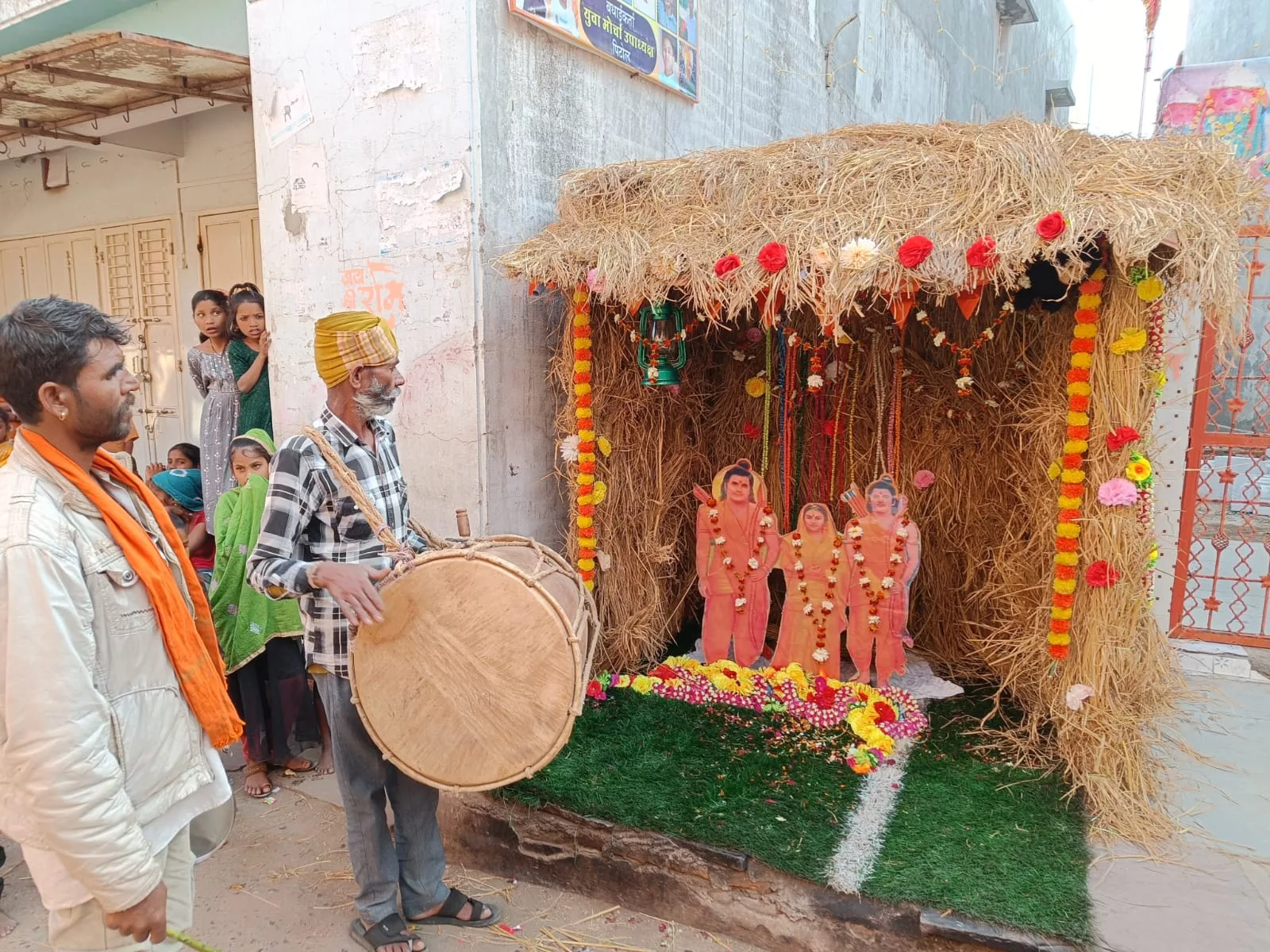 श्री राम प्राण प्रतिष्ठा महोत्सव पर ध्वजा पताका रोशनी से नहाया पिटोल नगर, बड़ी स्क्रीन पर दिखाया गया प्राण प्रतिष्ठा महोत्सव का लाइव प्रसारण | New India Times