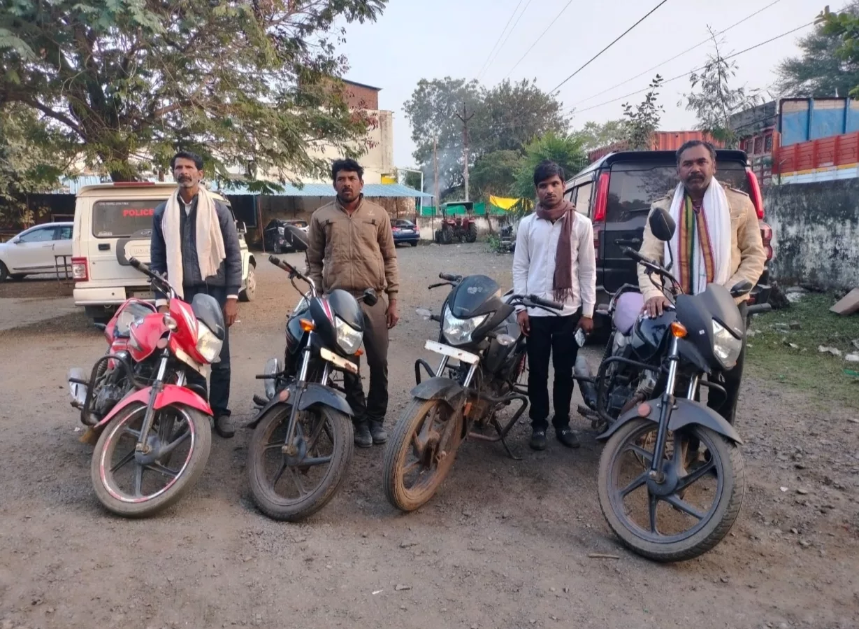 रहली के होंडा एजेन्सी संचालक भूपेन्द्र पड़रिया द्वारा मोटरसाइकिल की कीमत चार गुना बसूसने के खिलाफ थाने पहुंचे पीड़ित लोग | New India Times