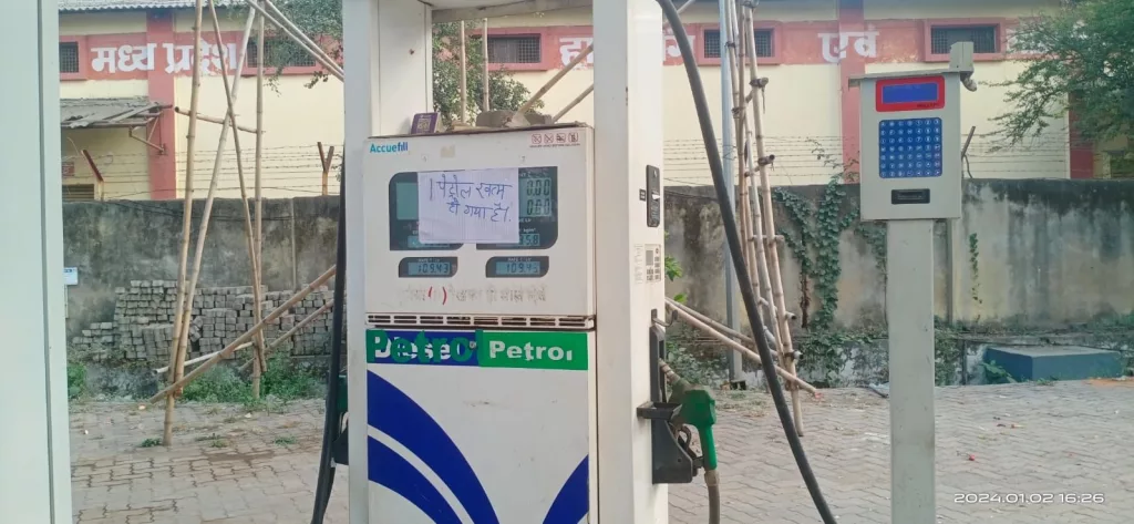 पेट्रोल पंपों पर लगी लंबी-लंबी कतारें, पेट्रोल-डीजल गाड़ियों में भरवाने के लिए लोग घंटो अपनी बारी का करते रहे इंतज़ार | New India Times