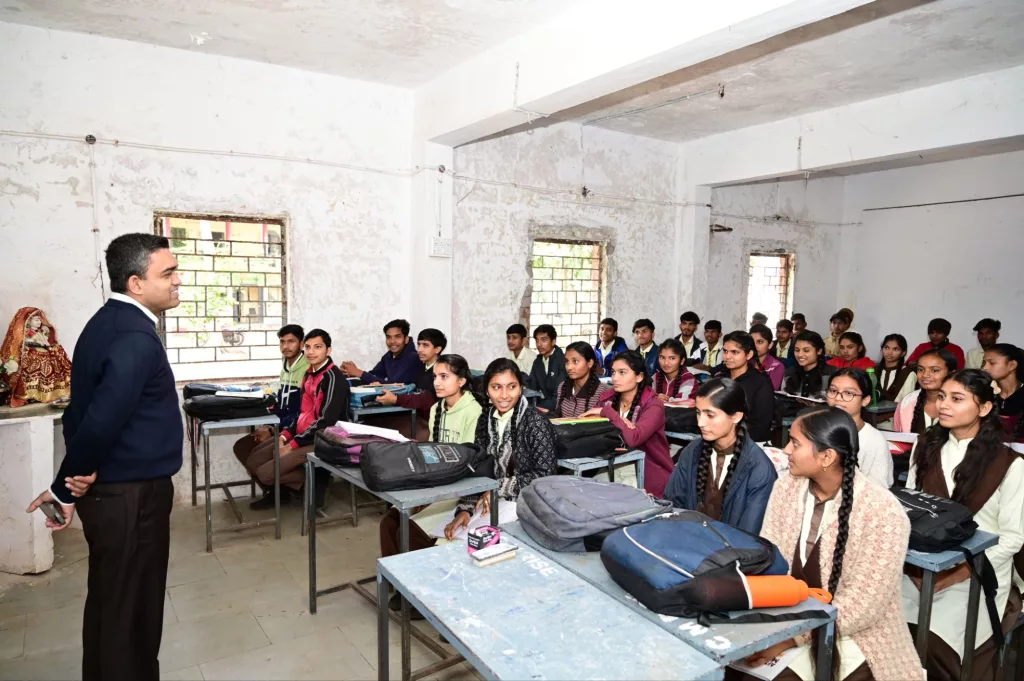 कलेक्टर प्रियंक मिश्रा बोर्ड परीक्षा को लेकर सरदारपुर सीएम राइज स्कूल पहुंचे | New India Times