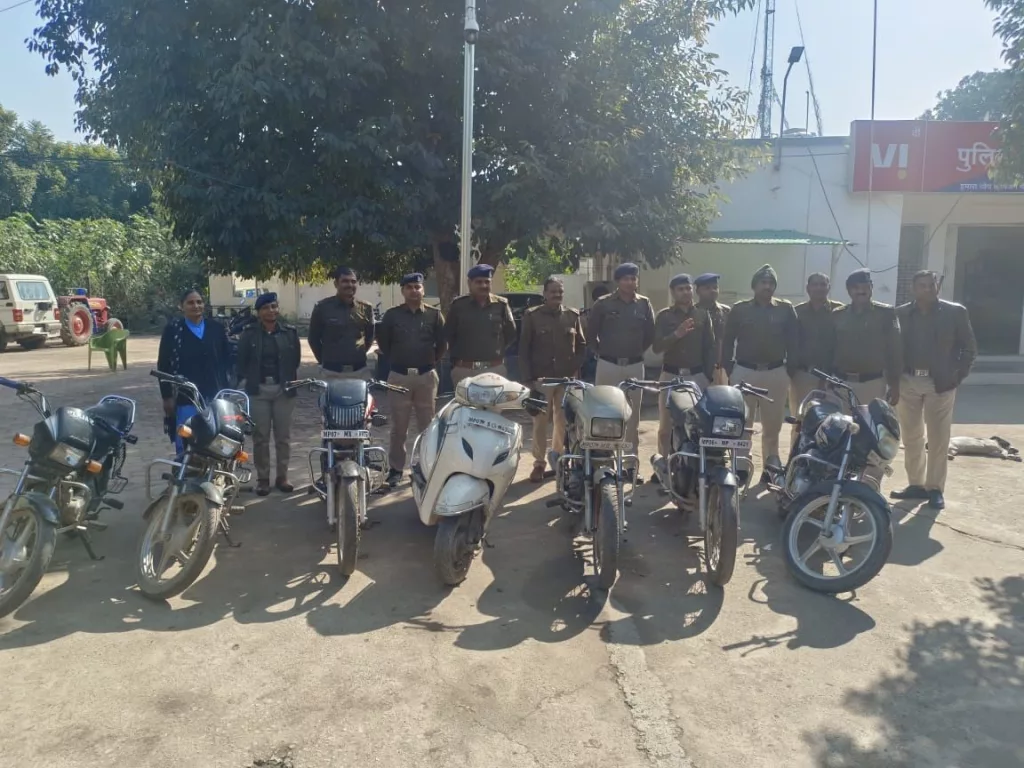 थाना कम्पू पुलिस ने चार शातिर वाहन चोरों को पकड़कर उनसे चोरी की आधा दर्जन मोटरसाइकिल व 01 एक्टिवा गाड़ी की जप्त | New India Times