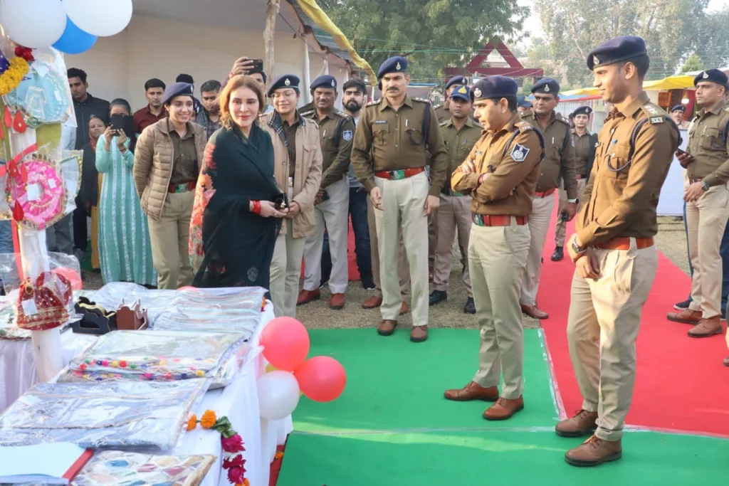 पुलिस परिवार की महिलाओं द्वारा “धृति” योजनान्तर्गत बनाए गए सामान की मेला में लगाई प्रदर्शनी का डीआईजी ग्वालियर ने किया उद्घाटन | New India Times