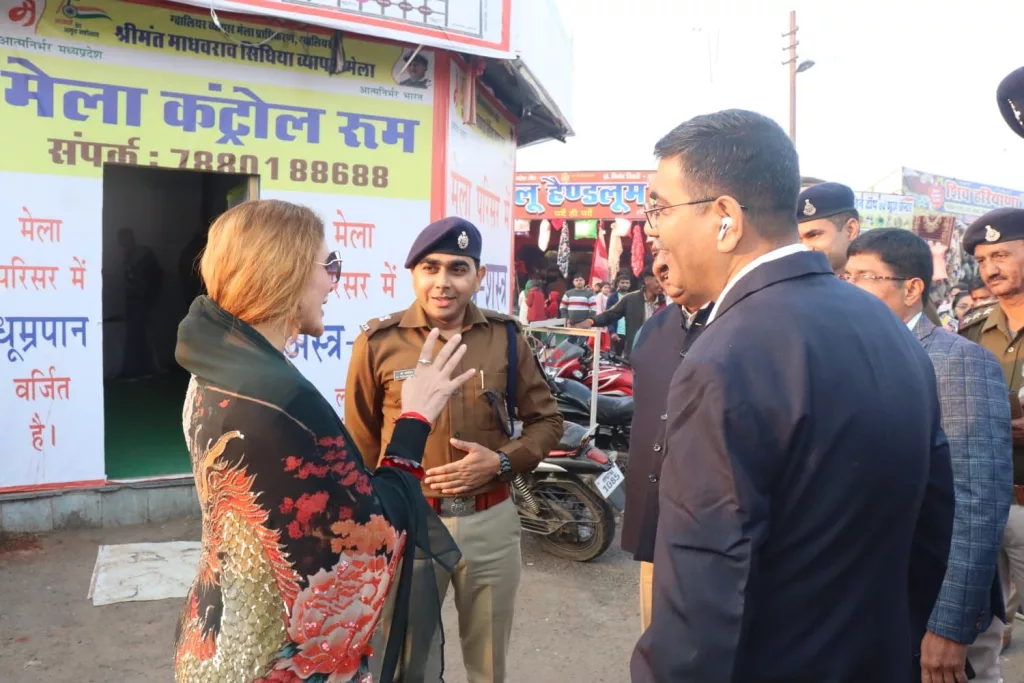 पुलिस परिवार की महिलाओं द्वारा “धृति” योजनान्तर्गत बनाए गए सामान की मेला में लगाई प्रदर्शनी का डीआईजी ग्वालियर ने किया उद्घाटन | New India Times