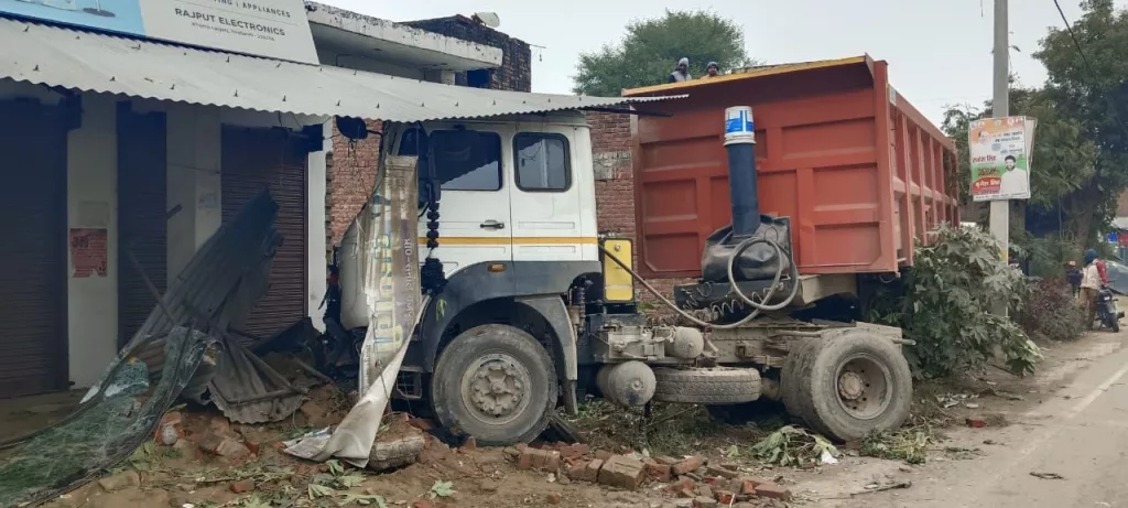 तेज़ रफ़्तार अनियंत्रित ट्रक घर में जा घुसा, बाल-बाल बचे लोग | New India Times