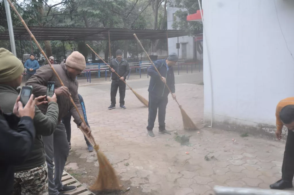 ग्वालियर जिले में पुलिस अधिकारियों ने जवानों के साथ मिलकर थानों व कार्यालयों में चलाया सफाई अभियान | New India Times