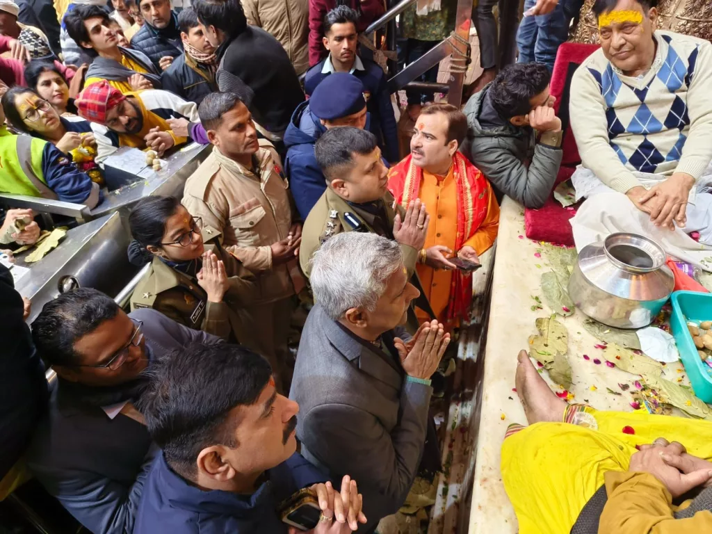 जिलाधिकारी तथा वरिष्ठ पुलिस अधीक्षक ने प्रसिद्ध श्रीकृष्ण जन्मभूमि तथा श्री बांके बिहारी जी मंदिर में पूजा अर्चना कर अयोध्या से प्रसारित भगवान श्री राम जी के प्राण प्रतिष्ठा कार्यक्रम को एलईडी के माध्यम से देखा | New India Times