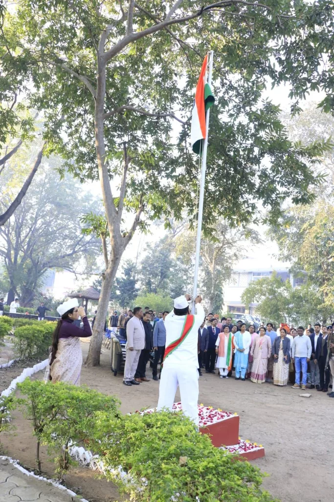 कलेक्टर सुश्री तन्वी हुड्डा के द्वारा कलेक्टर कार्यालय झाबुआ में किया गया ध्वजारोहण | New India Times