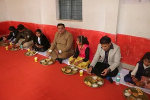 मुख्य अतिथि कलेक्टर ने छात्र-छात्रओं के साथ किया भोजन | New India Times
