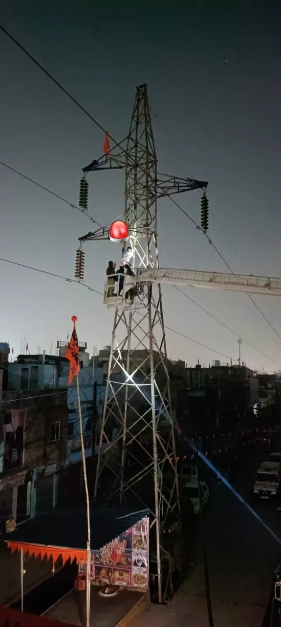 हाई टेंशन बिजली के टावर पर चढ़ा युवक, रेस्क्यू के बाद उतारा गया नीचे | New India Times