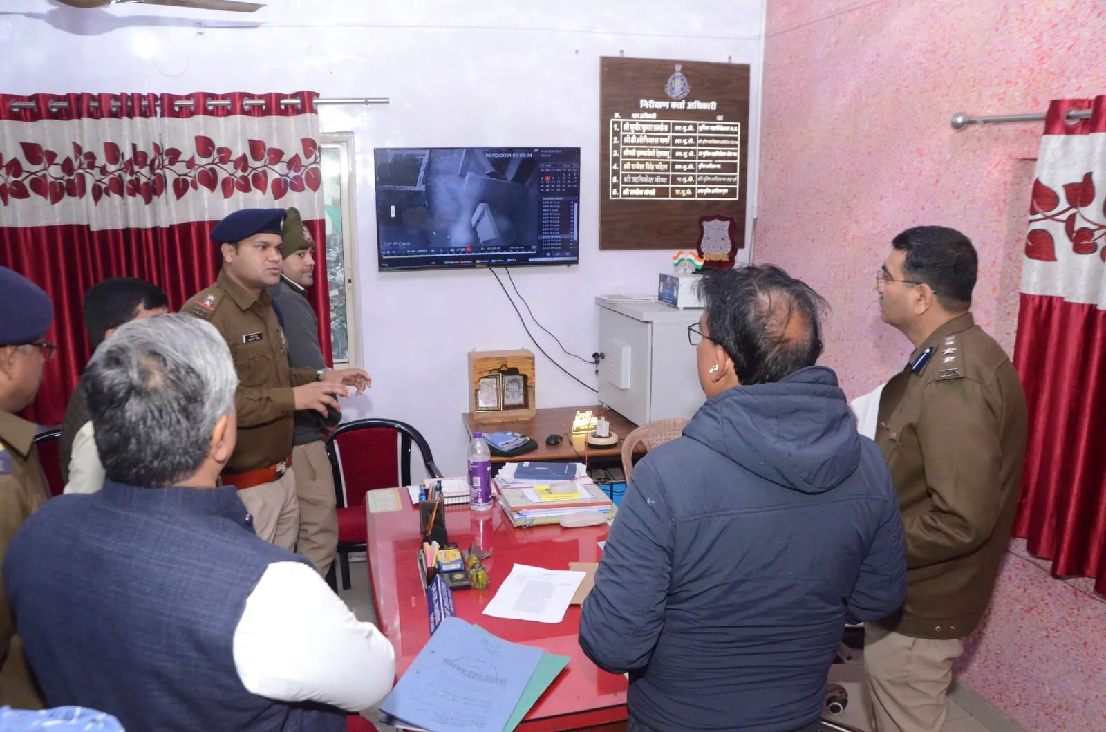 कलेक्टर श्री सिंह ने किया विभिन्न परीक्षा केन्द्रों का औचक निरीक्षण, मुरार थाना में एसएसपी के साथ सीसीटीवी फुटेज से देखी प्रश्न-पत्र ले जाने की प्रक्रिया | New India Times