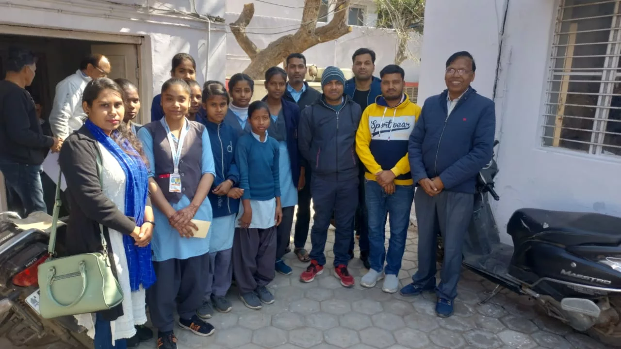 महात्मा गांधी राजकीय विद्यालय बाडा हैदरशाह स्कूल की छात्राओं ने किया बैंक व पोस्ट आफिस का विजिट | New India Times