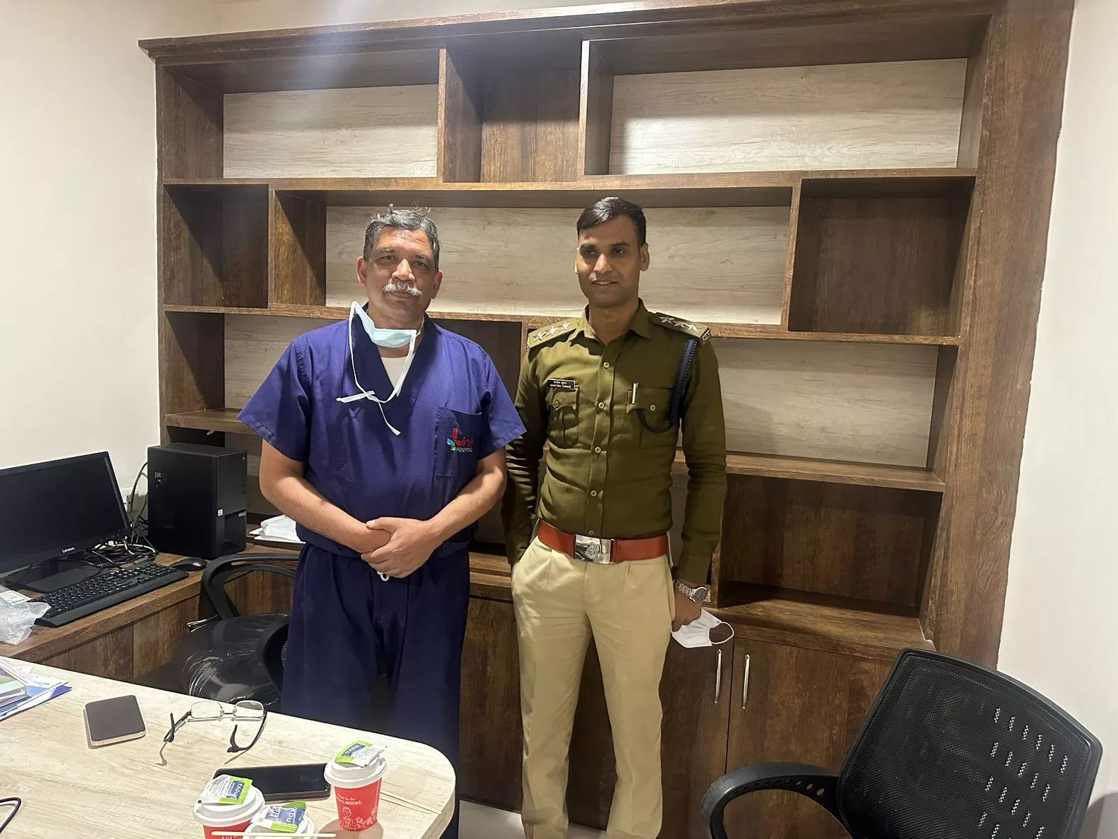 पुलिस के डंडे से नहीं साइकोलॉजिकल फ़ंडे से अस्थिरोग विशेषज्ञ डॉ समीर गुप्ता का विदेशी मुद्रा, पासपोर्ट व नगदी से भरा बैग मिला वापस | New India Times