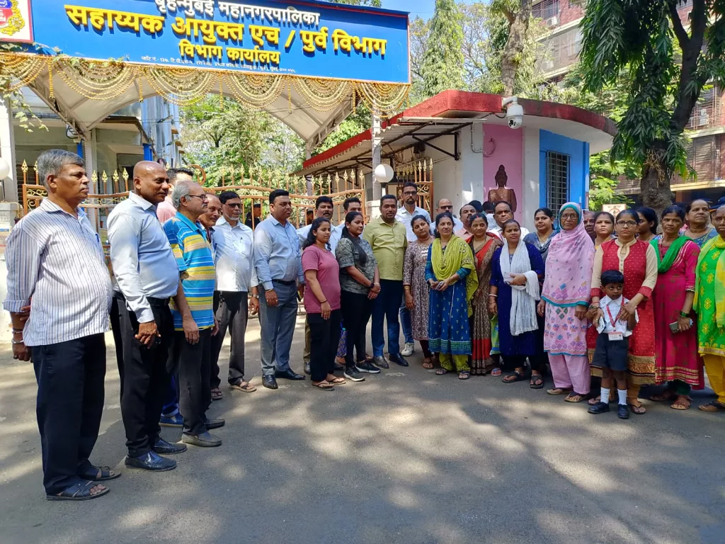 पीने के गंदे पानी की समस्या को लेकर पूर्व भाजपा नगरसेवक महेश पारकर ने निकाला मोर्चा, मोर्चे को देख घबराकर भागीं एच पूर्व वार्ड की सहायक आयुक्त स्वपंजा क्षीरसागर | New India Times