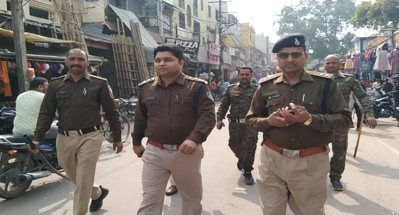 शहर में अमन शांति व कानून व्यवस्था को बनाए रखने के लिए पुलिस की ओर से शहर में निकाला गया फ्लैग मार्च | New India Times