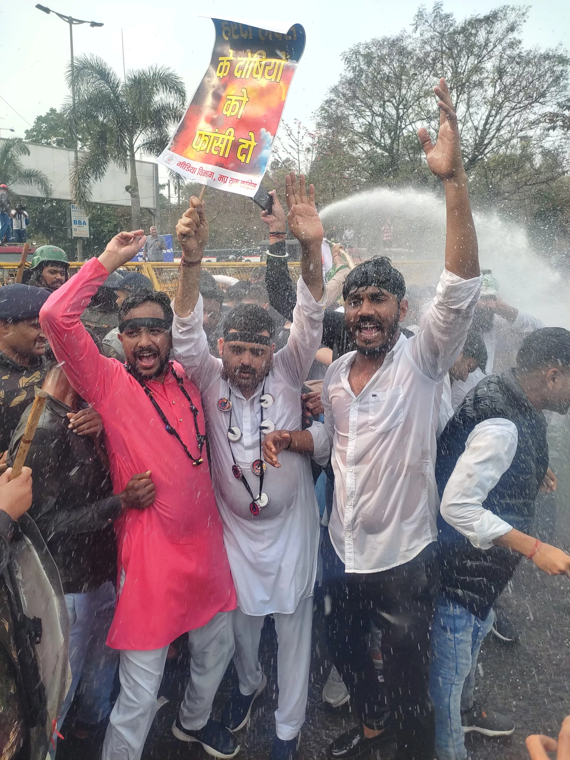 विधानसभा घेराव के दौरान प्रशासन ने प्रदर्शन को रोकने के लिए बल प्रयोग कर वाटर कैनन का किया उपयोग | New India Times