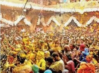 वसंत पंचमी पर बांके बिहारी जी मंदिर में भक्तों संग गुलाल उड़ाकर हुई हाेली की शुरूआत | New India Times