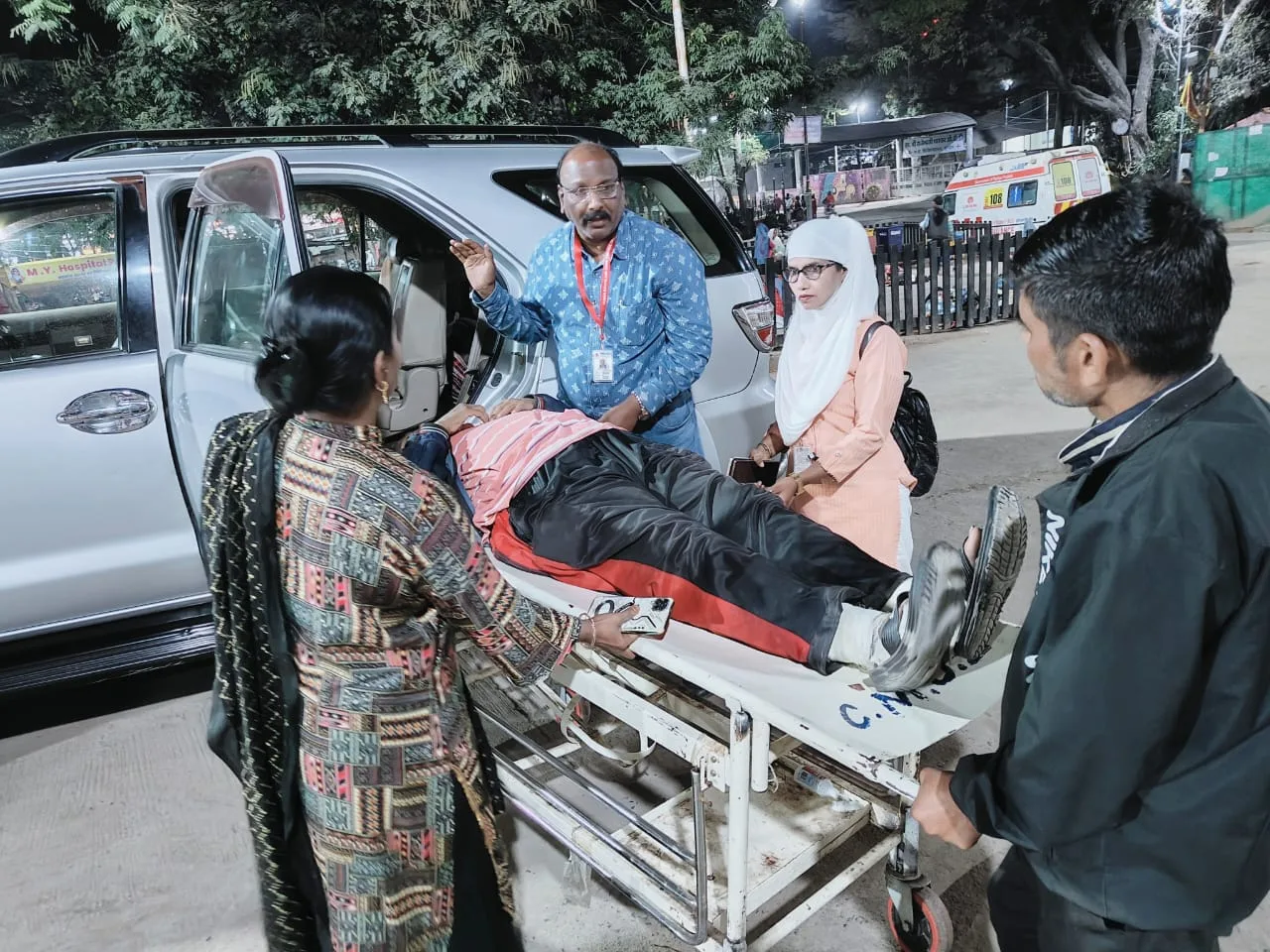 ज़ख्मी हालत में लावारिस पड़े व्यक्ति को अस्पताल में भर्ती कर करवाया गया इलाज | New India Times