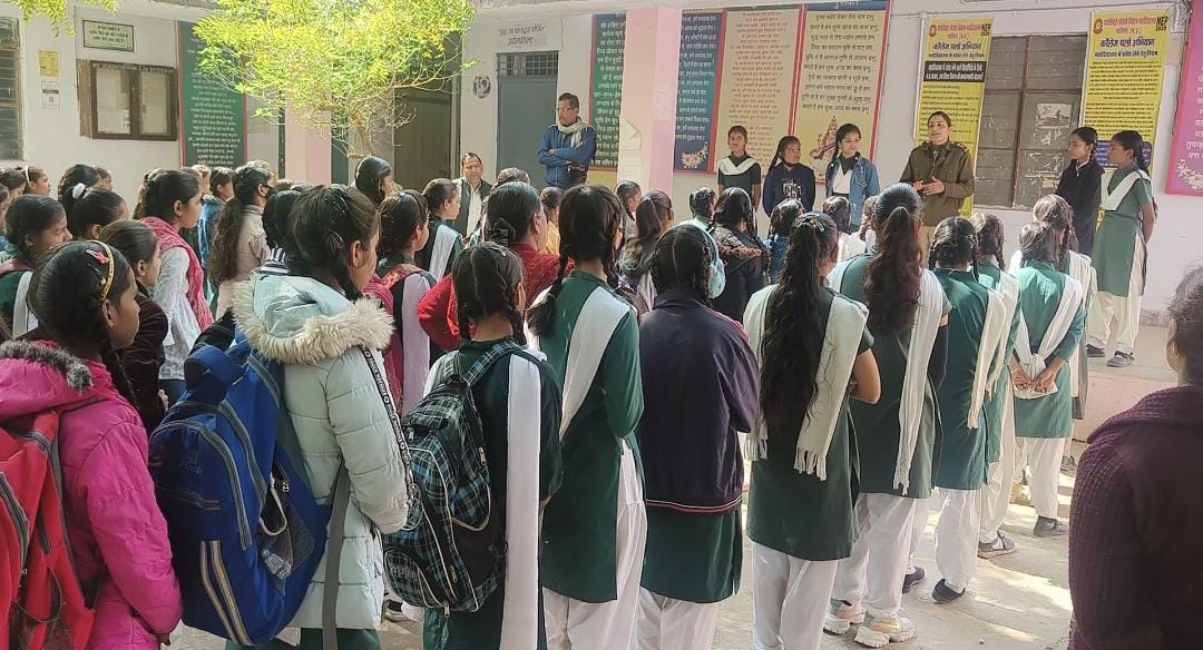 ग्वालियर पुलिस का महिला जागरूकता अभियान के तहत<br>निर्भया मोबाइल टीम द्वारा ‘‘गजराराजा गर्ल्स स्कूल’’ की छात्राओं को महिला अपराध व ‘‘गुड टच बेड टच’’ के प्रति किया गया जागरूक | New India Times